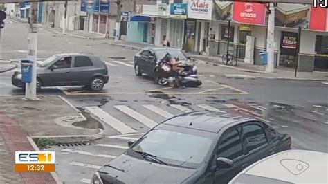 VÍdeo Motociclista é Atropelada E Tem Moto Arrastada Por Carro Em