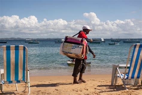 Vendedores Ambulantes Caminan Por La Arena De La Playa Porto Da Barra