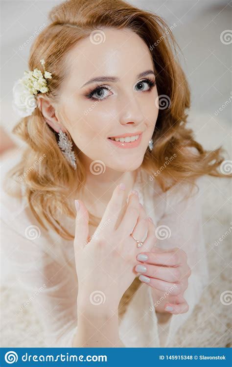 La Belle Fille Avec Les Cheveux Blonds Dans Une Salle Lumineuse Se