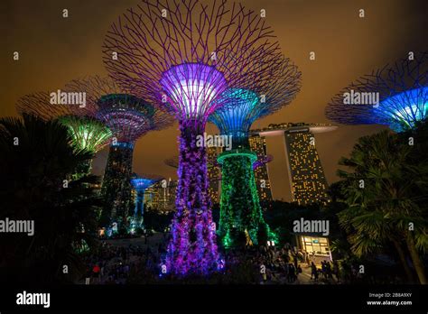 Singapore City, SINGAPORE - FEBRUARY 10, 2017 : Singapore Night Skyline ...