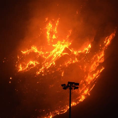 Emergenza roghi in Sicilia a Palermo le fiamme minacciano la città