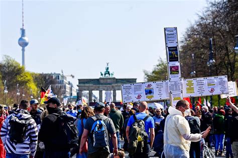 Covid Lallemagne Va Instaurer Un Couvre Feu National Pour Freiner