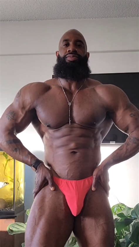 HOT BEARDED DADDY BLACK MUSCLE ThisVid