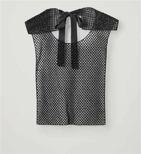 Манишка снова в моде: что это такое и как правильно ее носить в 2022 году