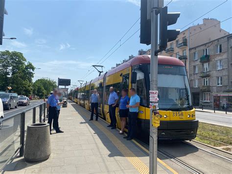 Wypadek Na Grochowskiej W Warszawie Auto Zablokowa O Ruch Tramwajowy