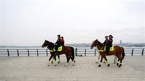 Atlı polislerden Üsküdar da koronavirüs denetimi TRT Haber Foto Galeri