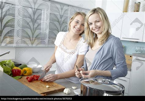 Zwei Frauen Kochen In K Che Stockfoto Bildagentur