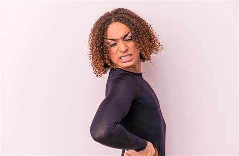 Mujer Transexual Latina Joven Aislada Sobre Fondo Rosa Que Sufre Un Dolor De Espalda Foto Premium