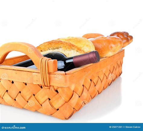 вино хлеба корзины стоковое изображение. изображение насчитывающей ...