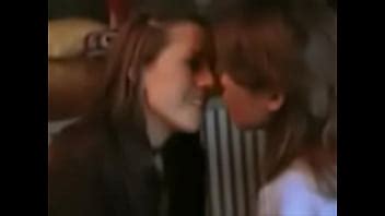 Dos lesbianas sexy besándose XVIDEOS