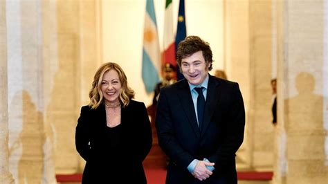 La primera ministra Meloni le otorgó la ciudadanía italiana a Javier