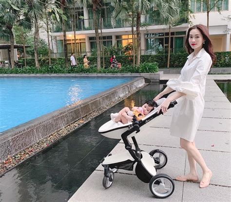 Style chăm con của hot mom Vbiz Số ít nhẹ nhàng kín đáo còn lại đa phần đều tranh thủ khoe