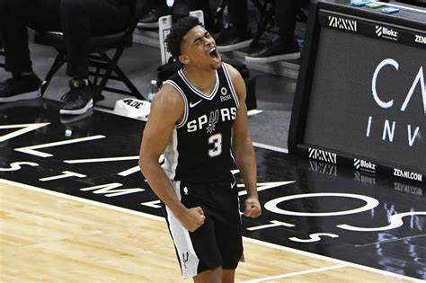 Spurs Come Back From Point Deficit To Down Bulls Pounding The Rock