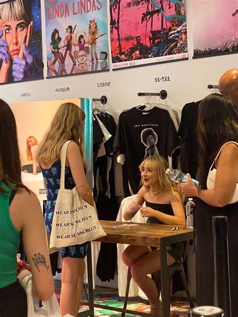 Sabrina Carpenter at signing event | Sabrina carpenter, Sabrina ...