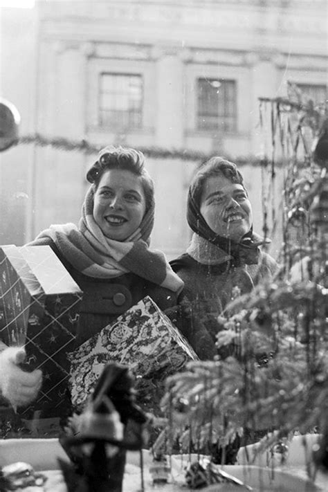 Идеи подарков на Новый год стоимостью до 2000 рублей | Vogue | Vogue Russia