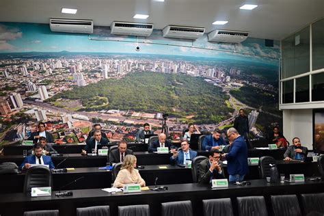 Quase metade dos vereadores de Cuiabá trocam de partido durante janela