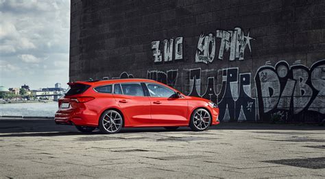 2020 Ford Focus St Wagon Race Red 05