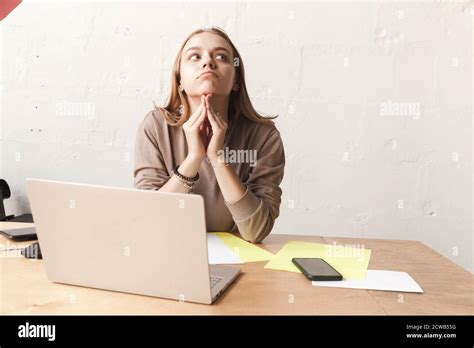 Une Jeune Fille Tudiante Blonde Pense Dans Une Salle De Classe Avec Un Ordinateur Portable Un