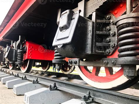 Grandes Rodas De Ferro De Um Trem Vermelho E Preto Sobre Trilhos E