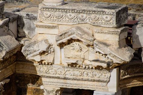 Bas Reliefs De Escenas Antiguas En Las Caballerizas Del Anfiteatro En