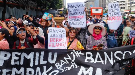 Bawa Panci Dan Bakul Emak Emak Protes Harga Bahan Pokok Naik Ke Bawaslu