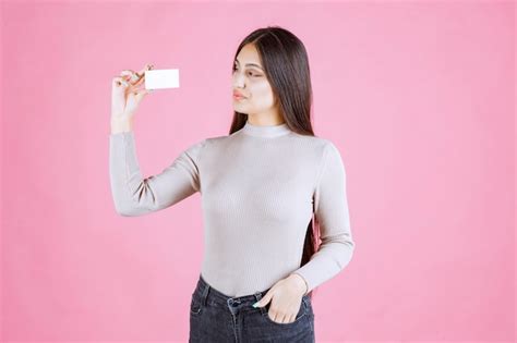 Menina Apresentando Seu Cart O De Visita A Um Parceiro De Neg Cios