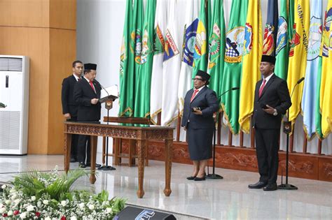 Mendagri Lantik Sekda Papua Tengah Ribka Haluk Dan Sekda Papua Selatan