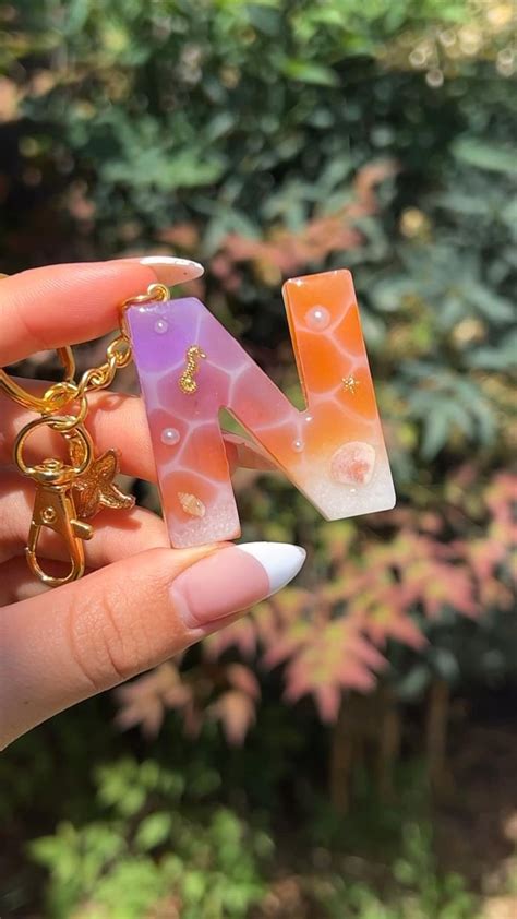 Resin Keychain | Resin crafts, Resin diy, Resin tutorial