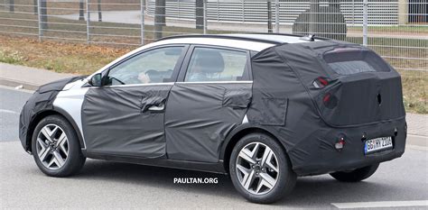 SPYSHOTS: 2021 Hyundai ‘i20 Active’ spotted on test 2021 Hyundai-i20 ...