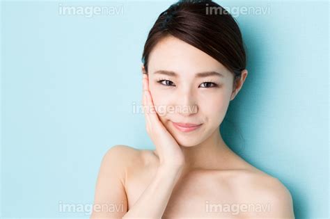 【頬に手を当てた若い女性】の画像素材 31194620 写真素材ならイメージナビ