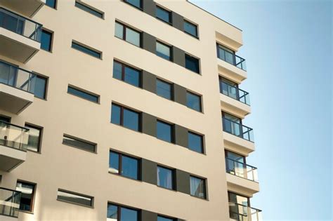 Moderno edificio de apartamentos en un día soleado fachada exterior de