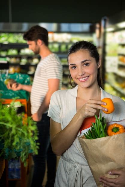 Retrato De Mujer Sonriente Sosteniendo Una Bolsa De Supermercado En La