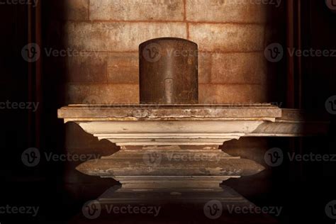 Shivalingam in Hindu temple 45374321 Stock Photo at Vecteezy