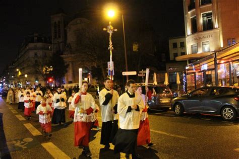 Reportage Photos Paris Procession Aux Flambeaux En Lhonneur De L