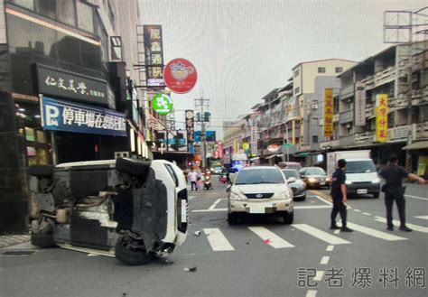 轎車鑽車縫失控 衝撞兩車側翻 駕駛一度受困 奧丁丁新聞 Owlnews