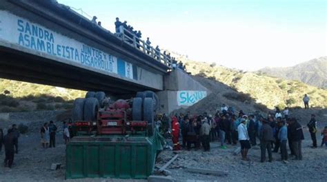 Camión cae desde puente y deja dos muertos en ruta Sucre Cochabamba