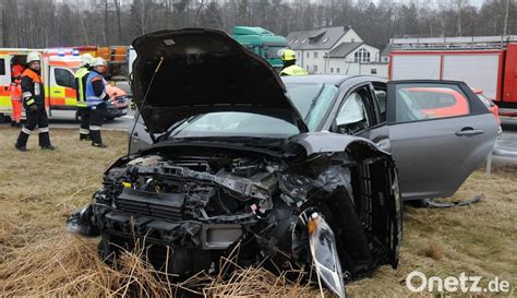 Zwei Leichtverletzte nach Zusammenstoß mit einem Lkw auf der B 299 bei