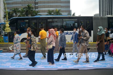 Batik On The Street Di Car Free Day Meriahkan 24 Tahun Bank Mandiri