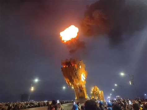 The Dragon Bridge Fire Show in Da Nang: Fire and Water! (+where to watch)