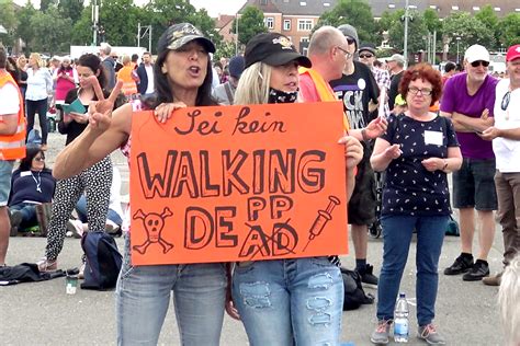 Tausende Teilnehmer Nehmen An Demo Gegen Corona Auflagen Auf Dem Wasen