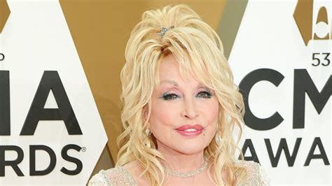 Dolly Parton’s Body Measurements: Height, Weight, Bra Size, Breast Size