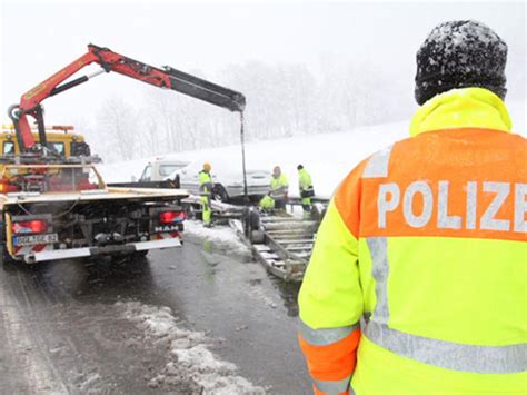 Transporter Mit Autos Kippt Um A Gesperrt