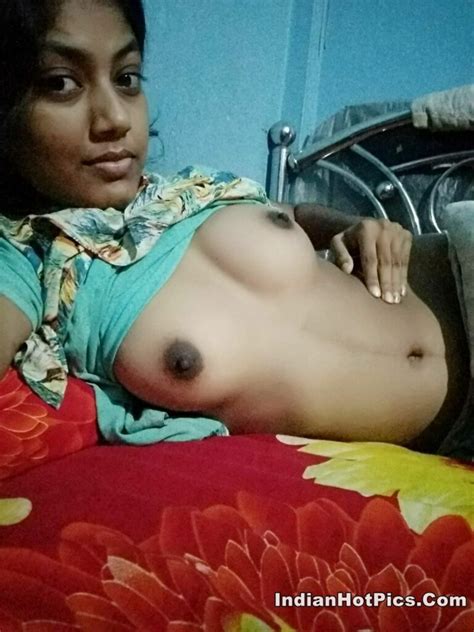 Desi Village Girl Topless Exposing Her Tits