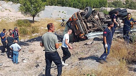 Kamyon şarampole uçtu Sürücü feci şekilde can verdi Son Dakika Haberleri