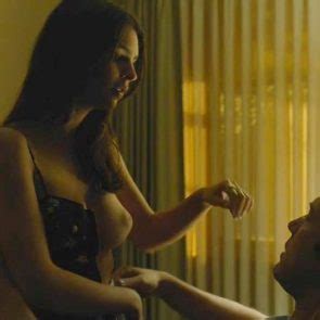 Emily Ratajkowski Braless Photos Sex Movie Scenes Hot Sex Picture