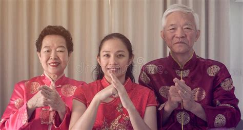 Famille Asiatique Rassemblement Chinois Fête Du Nouvel an En Rouge