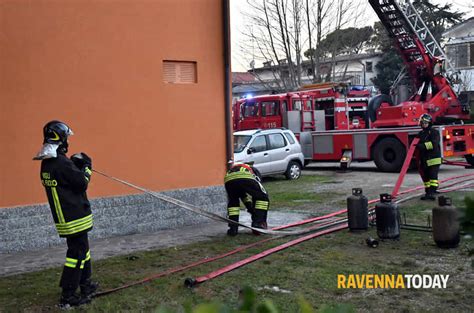 Fuga Di Gas Esplosione Ed Incendio In Un Abitazione Fotoservizio Di