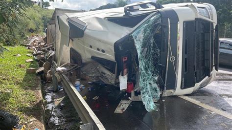 Acidente Na Dutra Causa Morte De Caminhoneiro E Saque De Carga Em