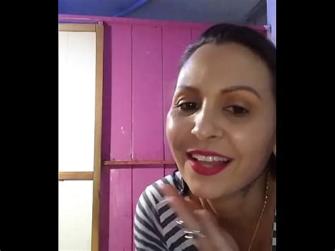 Comiéndose la corona caliente después de cambiarse de ducha XVIDEOS