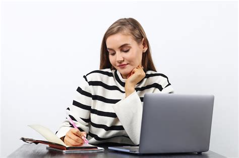 Eine Junge Blonde Frau In Einem Wei En Pullover Ist Gelangweilt Vom Lernen W Hrend Sie Mit